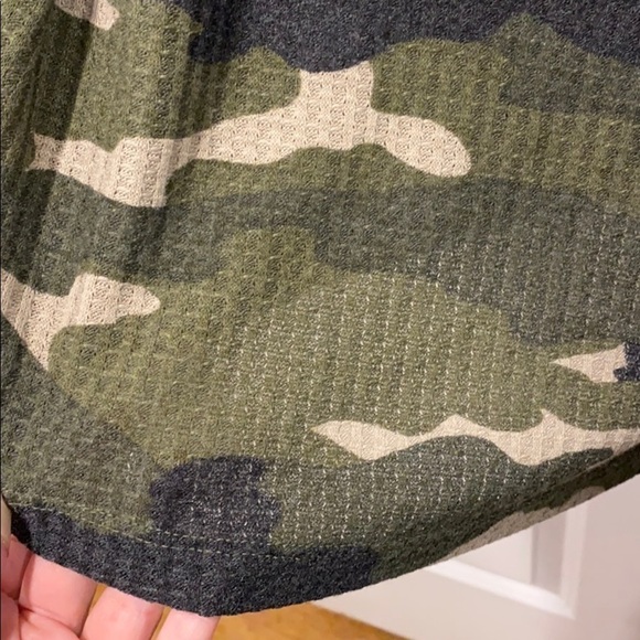 Express Waffle Camo Flirty Top EUC - Picture 5 of 11